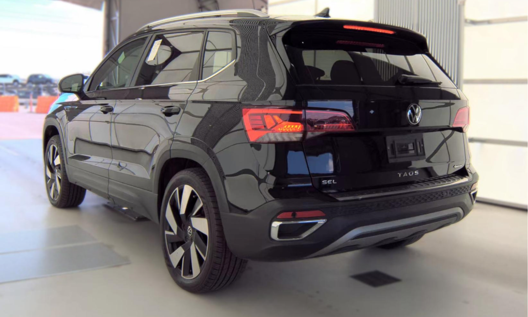 Used 2023 Volkswagen Taos SEL AWD/4WD image 2