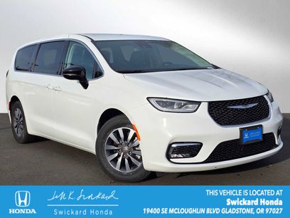 Used 2024 Chrysler Pacifica Select