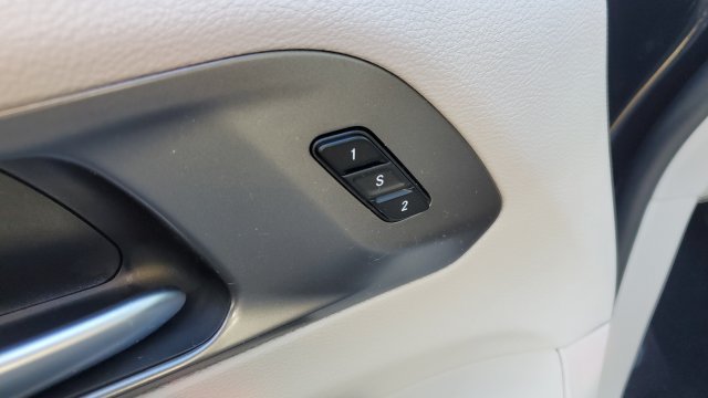 Used 2024 Chrysler Pacifica Touring-L FWD image 6