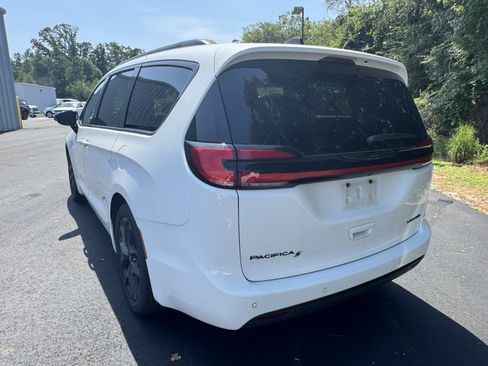 Used 2025 Chrysler Pacifica Limited FWD image 7