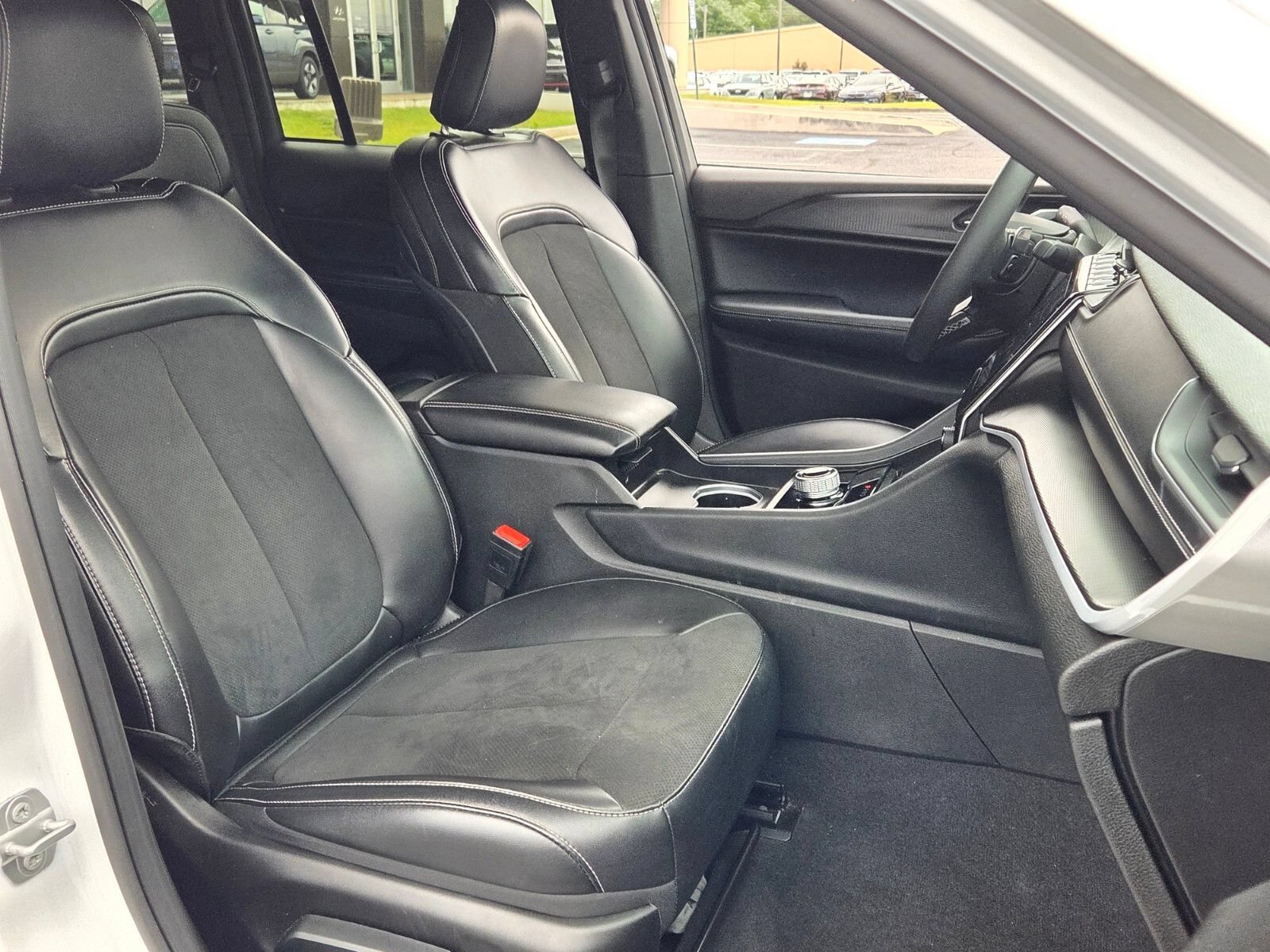 Used 2025 Jeep Grand Cherokee Altitude AWD/4WD image 17