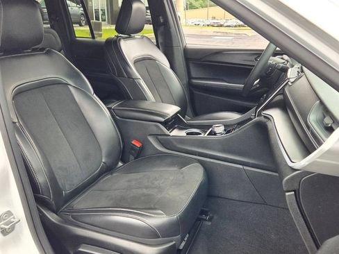 Used 2025 Jeep Grand Cherokee Altitude AWD/4WD image 17