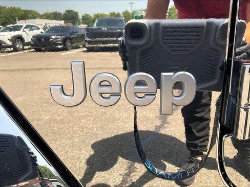 Used 2025 Jeep Wrangler Unlimited Sahara AWD/4WD image 24