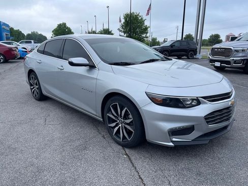 Used 2018 Chevrolet Malibu LT FWD image 2