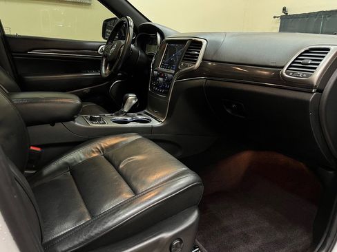 Used 2018 Jeep Grand Cherokee Overland image 41