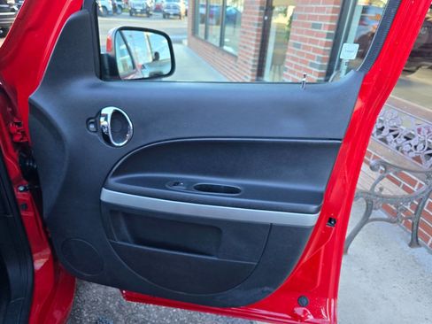 Used 2010 Chevrolet HHR LT image 12
