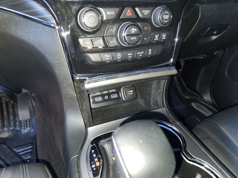 Used 2021 Jeep Grand Cherokee Limited image 20