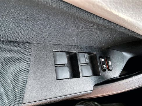 Used 2015 Toyota Corolla LE FWD image 33