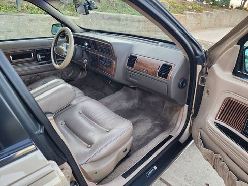 Used 1988 Lincoln Continental Signature FWD image 31