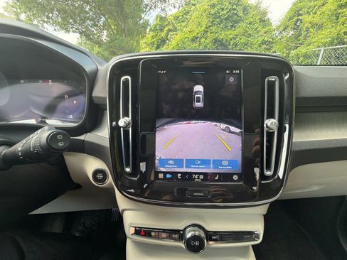 Certified 2023 Volvo XC40 B5 Plus w/ Climate Package AWD/4WD image 32
