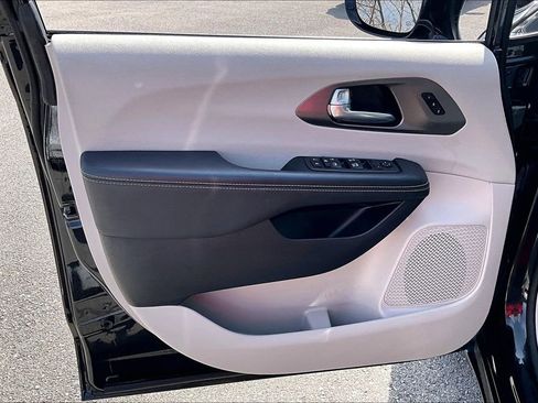 Used 2024 Chrysler Pacifica Touring-L image 24