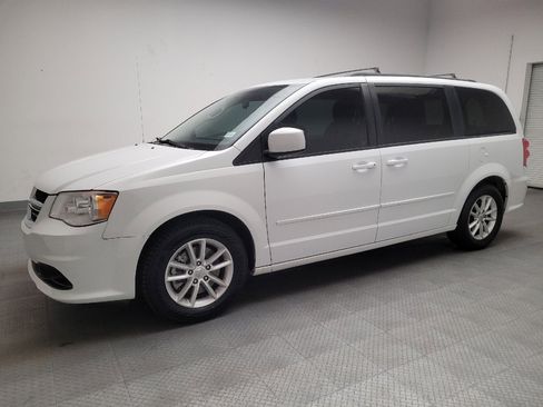 Used 2016 Dodge Grand Caravan SXT image 2
