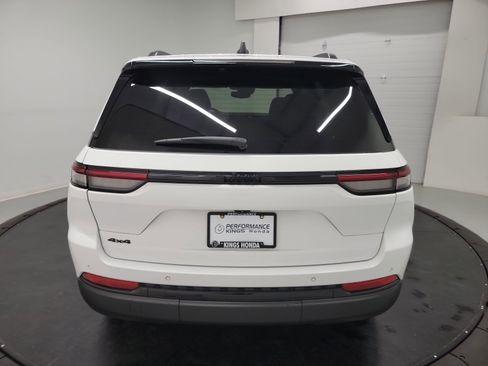 Used 2023 Jeep Grand Cherokee Altitude AWD/4WD image 8