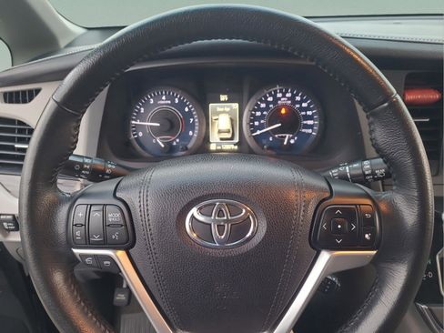 Used 2015 Toyota Sienna XLE image 23
