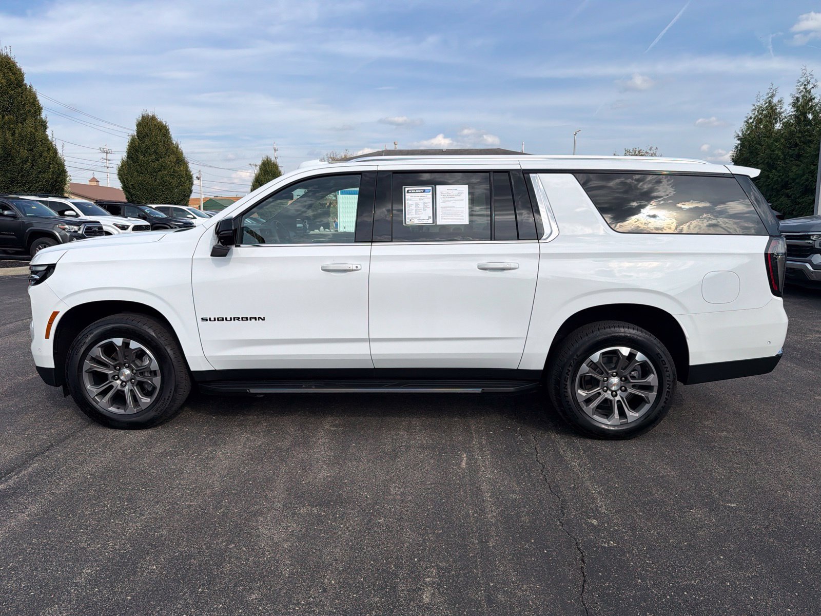 Used 2025 Chevrolet Suburban LT w/ Comfort Package AWD/4WD image 2