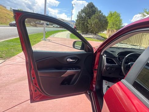 Used 2021 Jeep Cherokee Latitude FWD image 11