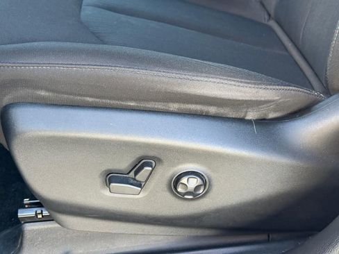 Used 2023 Chrysler Pacifica Touring image 19