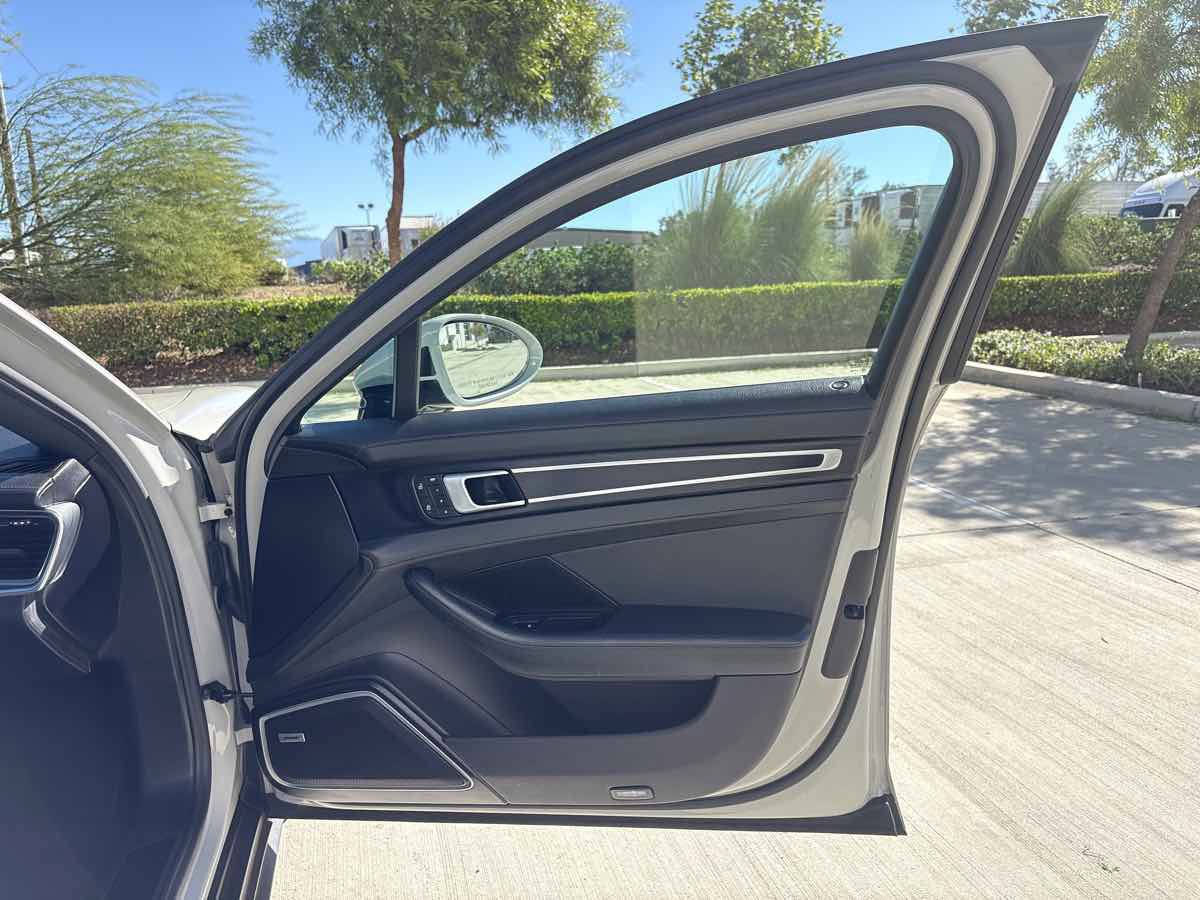 Used 2022 Porsche Panamera Platinum Edition w/ Assistance Package RWD image 16