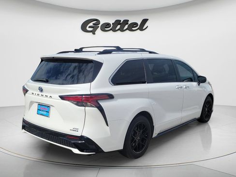 Used 2023 Toyota Sienna XSE FWD image 5