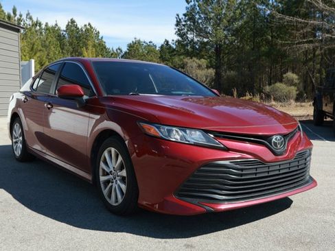 Used 2018 Toyota Camry LE image 2