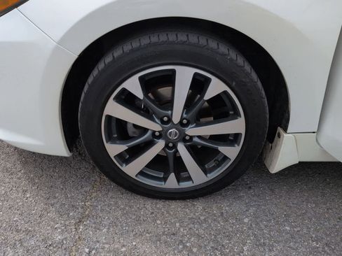 Used 2016 Nissan Altima 2.5 SR w/ Interior Lighting Package FWD image 14