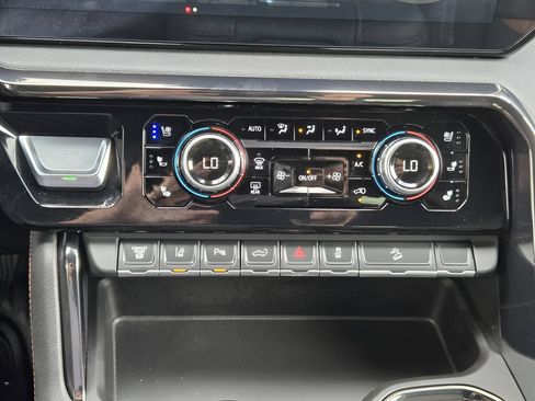 Used 2024 GMC Sierra 2500 AT4 w/ AT4 Premium Plus Package AWD/4WD image 16