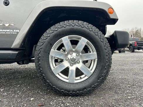 Used 2017 Jeep Wrangler Unlimited Sahara w/ Connectivity Group image 22