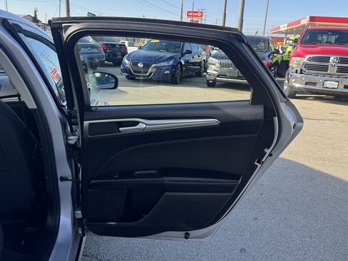 Used 2018 Ford Fusion SE w/ Fusion SE Technology Package image 24