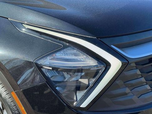 Used 2023 Kia Sportage LX image 9