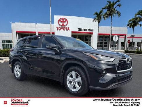 Used 2024 Toyota Highlander LE FWD image 1