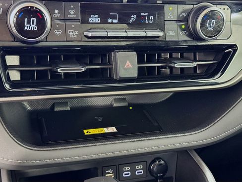 Used 2023 Toyota Highlander XLE FWD image 19