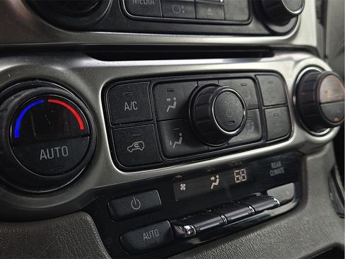 Used 2020 Chevrolet Suburban LT image 16