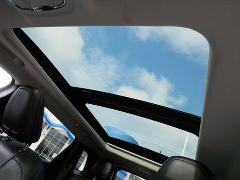 Used 2015 Jeep Cherokee Limited image 32