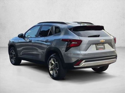 Used 2025 Chevrolet Trax LT FWD image 8