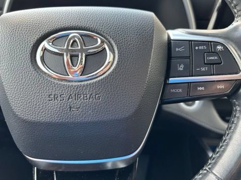 Used 2021 Toyota Highlander XLE AWD/4WD image 11