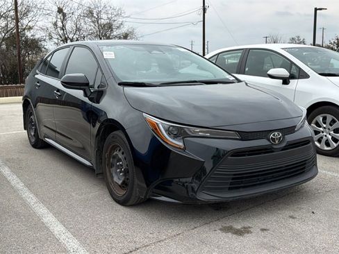 Used 2025 Toyota Corolla LE image 3