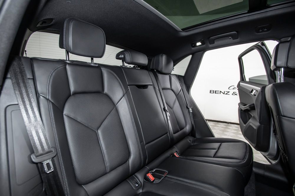 Used 2025 Porsche Macan Turbo AWD/4WD image 17