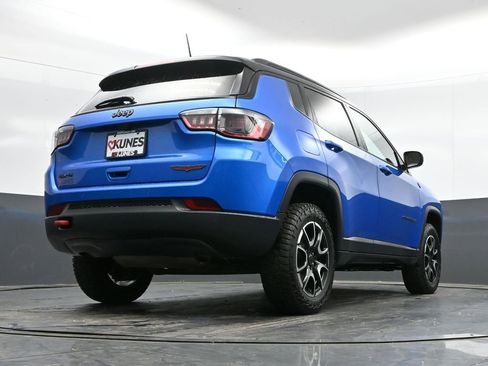 Used 2025 Jeep Compass Trailhawk AWD/4WD image 38