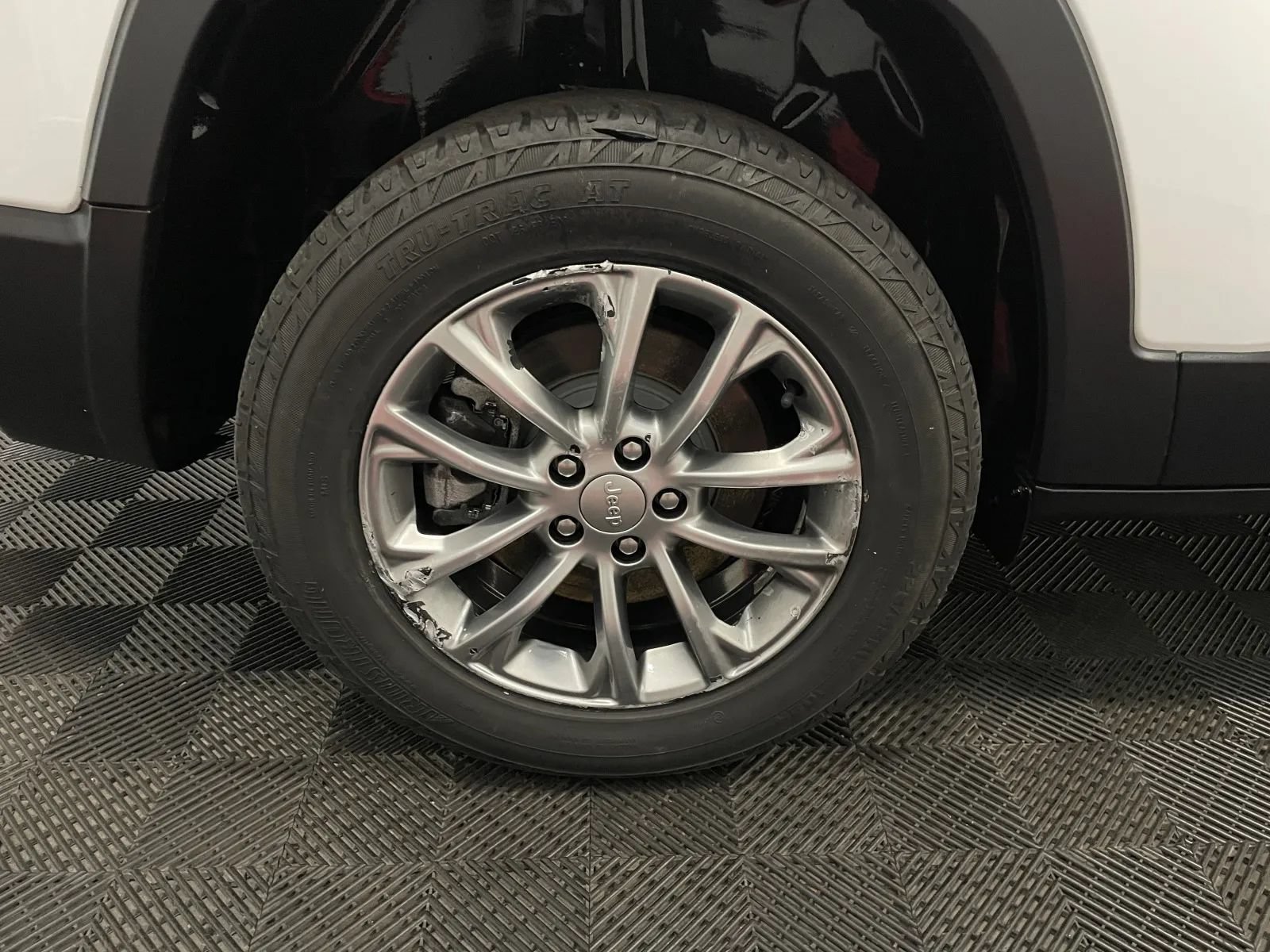 Used 2021 Jeep Cherokee Latitude Plus AWD/4WD image 18