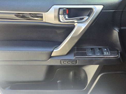 Used 2020 Lexus GX 460 Premium w/ Premium Package image 30