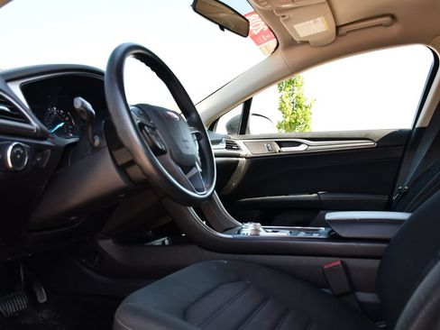 Used 2018 Ford Fusion SE w/ Fusion SE Technology Package FWD image 10