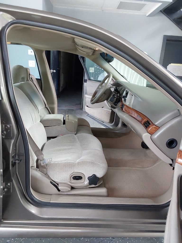 Used 2000 Buick Le Sabre Custom w/ Prestige Opt Pkg FWD image 10