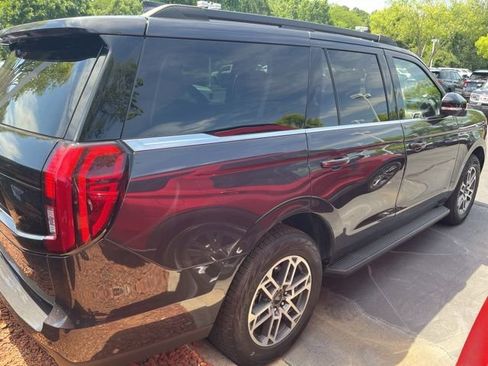 Used 2025 Ford Expedition Active AWD/4WD image 3