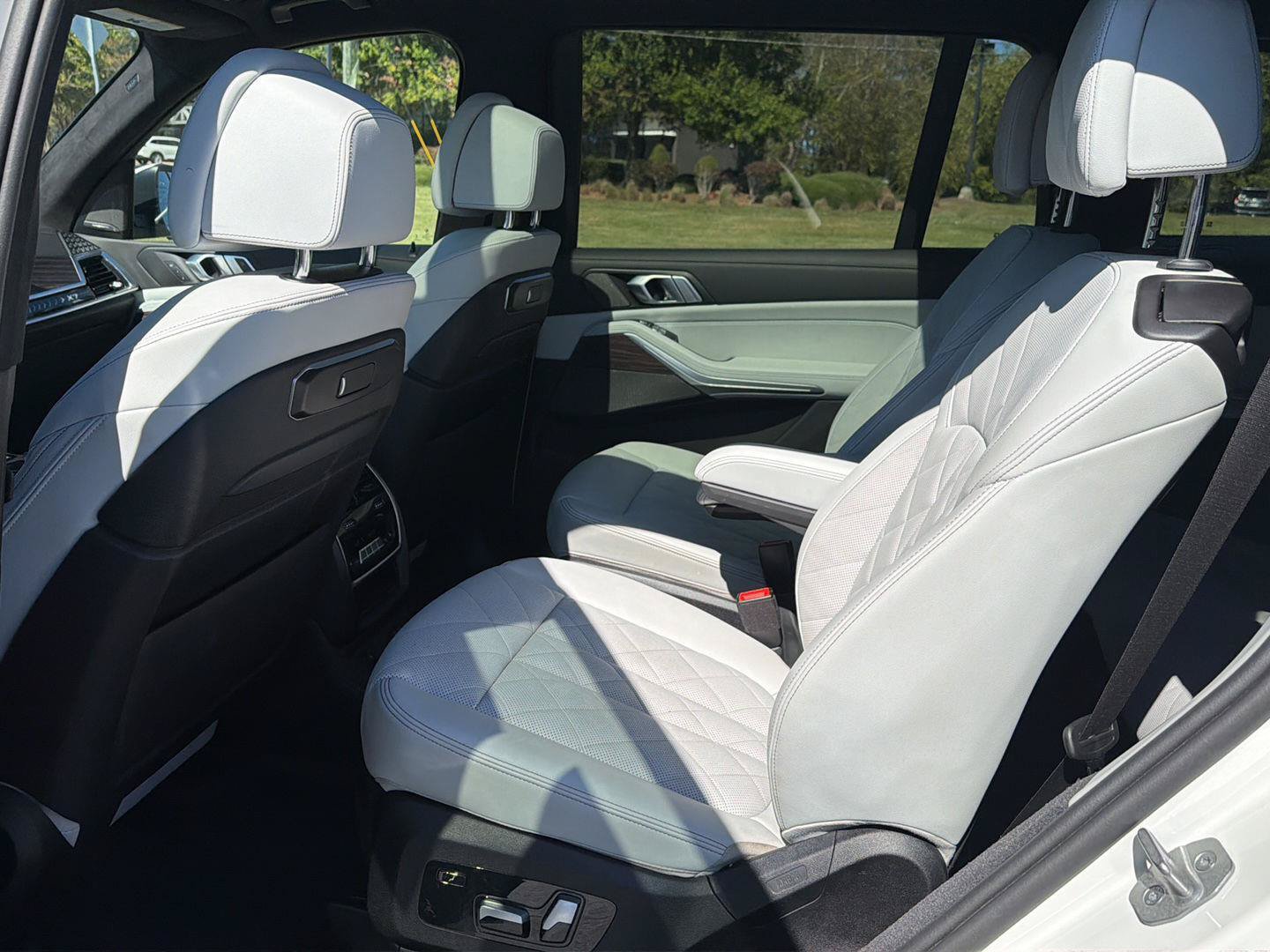 Used 2024 BMW X7 xDrive40i w/ Premium Package AWD/4WD image 11
