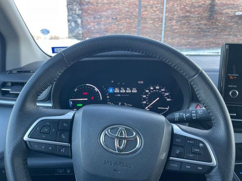 Used 2025 Toyota Sienna XLE image 36