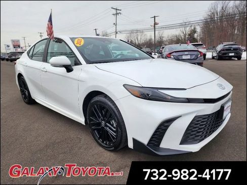 Used 2025 Toyota Camry SE w/ Convenience Package image 1
