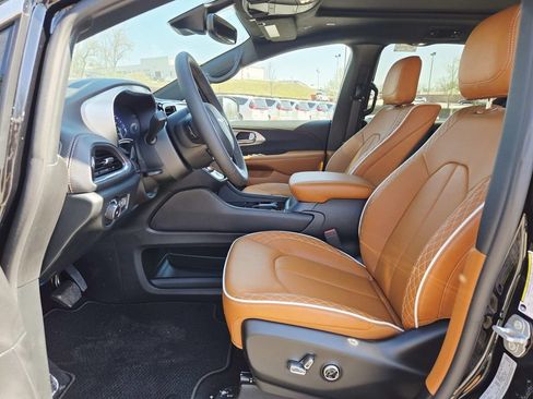 New 2026 Chrysler Pacifica Pinnacle AWD/4WD image 12