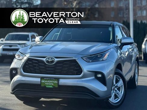 Used 2024 Toyota Highlander LE image 1