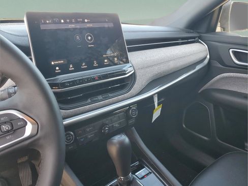 Certified 2024 Jeep Compass Latitude image 29