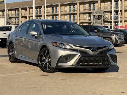 Used 2024 Toyota Camry SE image 2